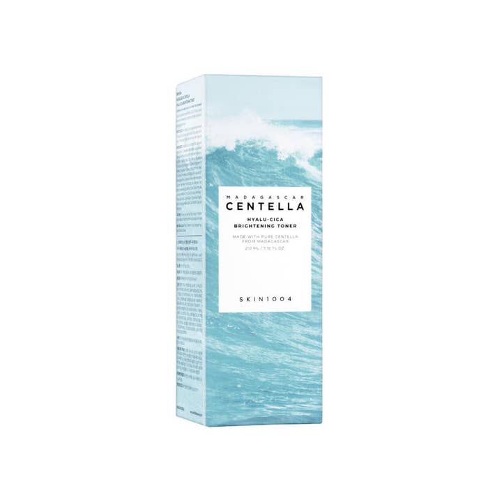 SKIN1004 Madagascar Centella Hyalu-Cica Brightening Toner 210 ml fugtgivende ansigtsvand i lyseblå papkasse med bølgemotiv