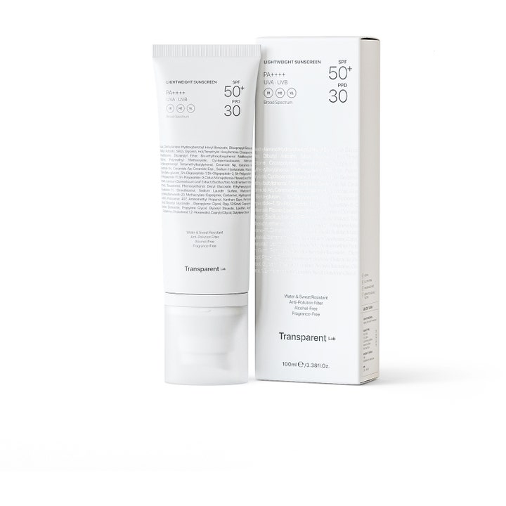 Transparent Lab Lightweight Sunscreen SPF50+ 100 ml solcreme i hvid tube ved siden af matchende papæske