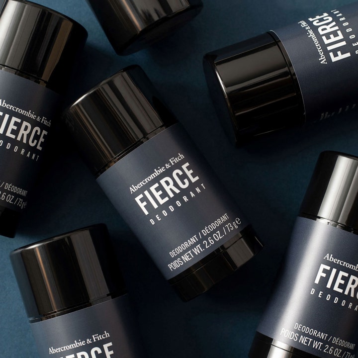 Abercrombie &amp; Fitch Fierce Deo Stick 75 g deodorant til mænd i mørkegrå emballage med sort låg på mørk bund.