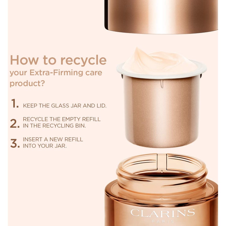 Clarins Extra-Firming Nuit 50 ml revitaliserende nattcreme viser hvordan man indsætter en ny refill i glaskrukken