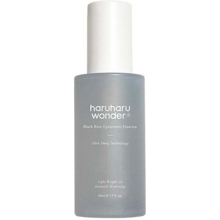 haruharu wonder Black Rice Hyaluronic Essence 50 ml giver intensiv fugt i en grå frostet flaske med hvidt låg.