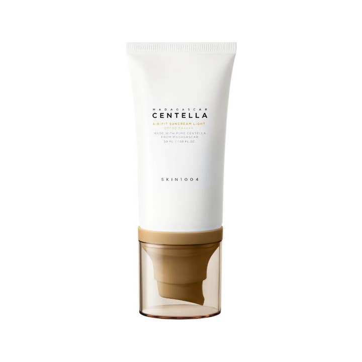 Skin1004 Madagascar Centella Air-Fit Suncream Light 50 ml beroligende solcreme i hvid tube med brunt låg