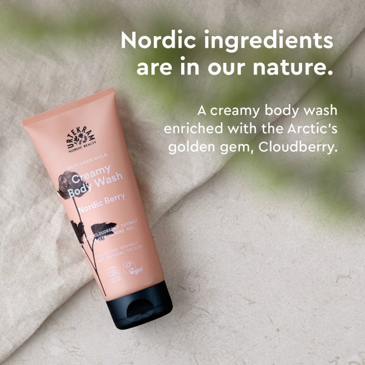 Urtekram Nordic Berry Creamy Body Wash 200 ml plejende duschtvål i ferskenfarvet tube på hørstof.