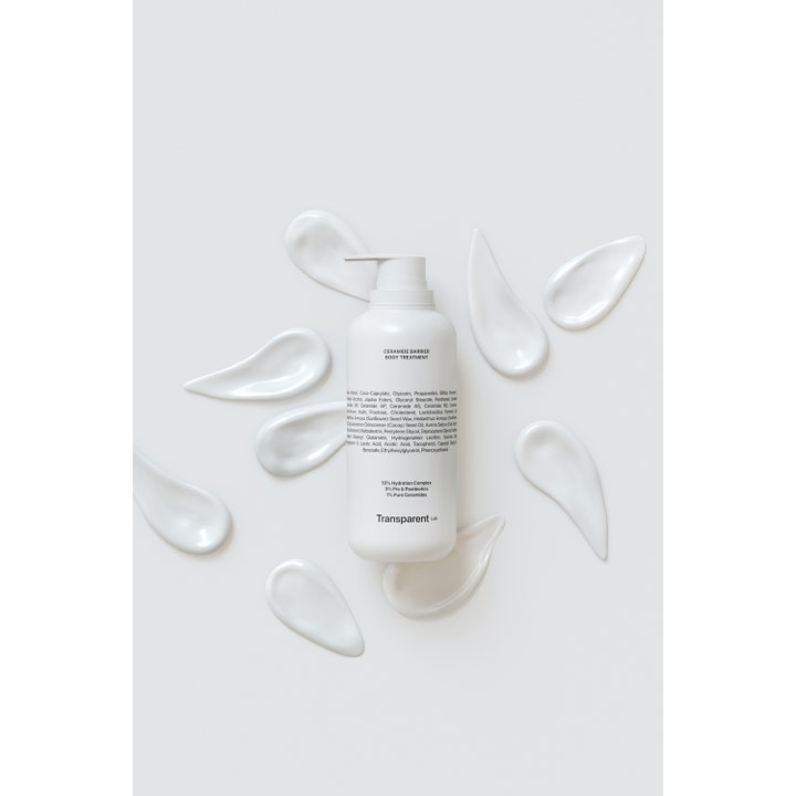 Transparent Lab Ceramide Barrier Body Treatment 400 ml kropscreme omgivet af hvide cremede teksturprøver