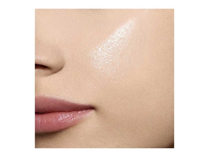 Clarins Blue Orchid Face Treatment Oil 30 ml ansigtsolie giver fugt og en strålende glød på kindbenet