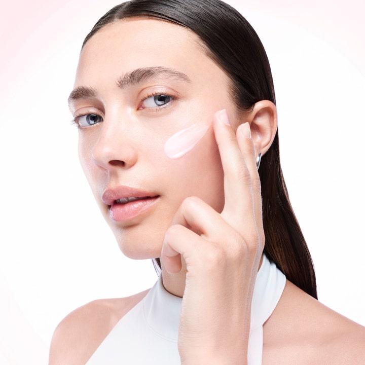 Lancôme Advanced Hydrazen Day Cream 75 ml fugtgivende dagcreme der påføres som lyserød creme på huden