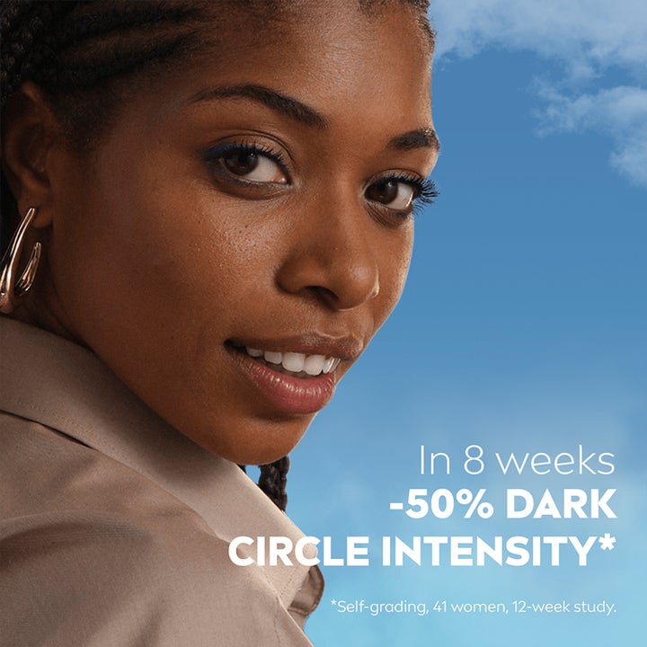 NIVEA Luminous630 Anti Dark-Spot Eye Treatment 15 ml mod mørke rande vist på kvinde med blå himmel
