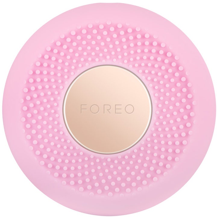 Foreo UFO Pearl Pink ansigtsapparat giver intensiv ansigtsbehandling med lyserød silikone og detalje i rosaguld.