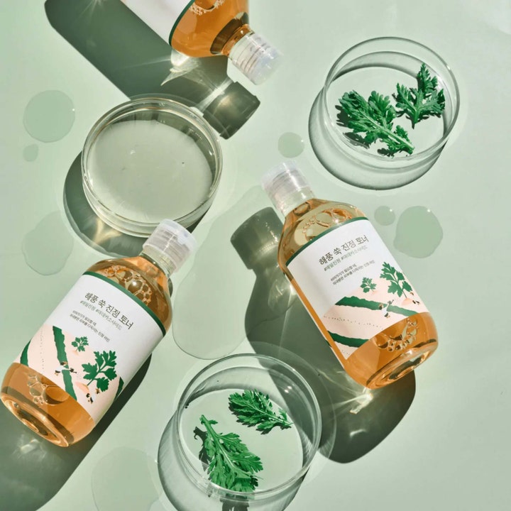 Round Lab Mugwort Calming Toner 300 ml beroligende toner i amberfarvede flasker med gråbynke-blade i petriskåle